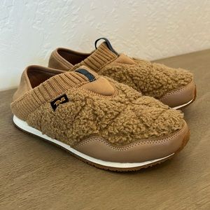 Teva Ember Fleece Slip-On Sz 6